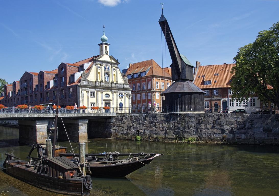 Kran in Lüneburg mit Brücke und Kirche